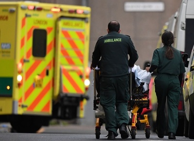 英コロナ、1日の死者が過去最多 1564人に