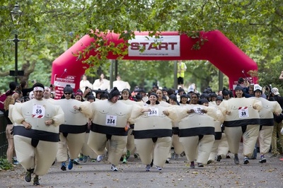 膨らむコスチューム着て走る「スモウ・ラン」、今年も開催