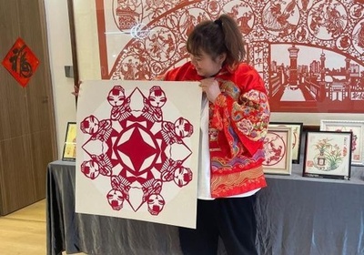 「空洞の芸術」切り絵 ウイグルの無形文化財継承者が語る夢