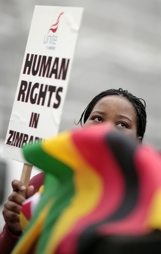政情不安のジンバブエ、アーチストらが魂の叫び