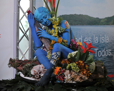 サンゴ守って！モデルがボディーペイントでアピール コスタリカ