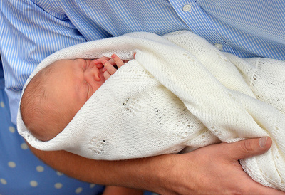 誕生間もない英王子の将来を予想、インドの占星術師ら