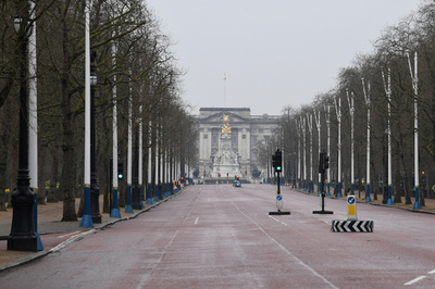バッキンガム宮殿前で警官襲撃 刃物男を拘束 ロンドン