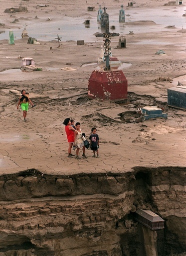 エルニーニョ現象で墓地から遺体流出の恐れ ペルー