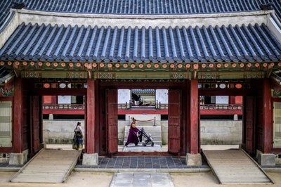 【今日の1枚】韓服で宮殿をそぞろ歩き、観光客に人気 韓国