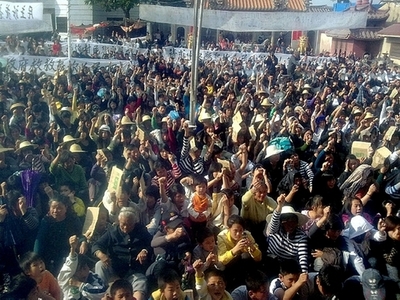 警察が漁村を「兵糧攻め」、地元当局の不正に抗議続ける