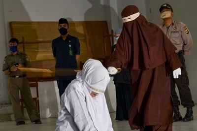 コロナ懸念でも公開むち打ち、ホテルにいた未婚男女らに執行 インドネシア