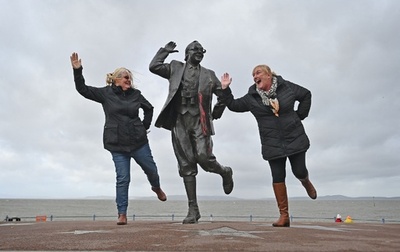 【今日の1枚】像になってもエンターテイナー、住民を楽しませる