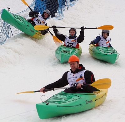 リトアニアでスノーカヤック大会、パドルを手に一斉に滑降
