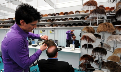 ライバル議員のカツラを外した政治家を起訴、決定的瞬間を名刺に 台湾