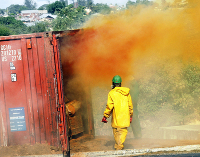 道路上に化学物質、1500人が胸痛など訴え、ケニア
