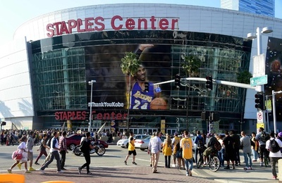 全米がリスペクト、駅名やバッシュも「コービー」一色