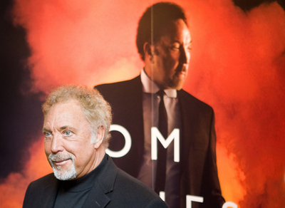 68歳になったトム・ジョーンズ、すっかりロマンスグレーに