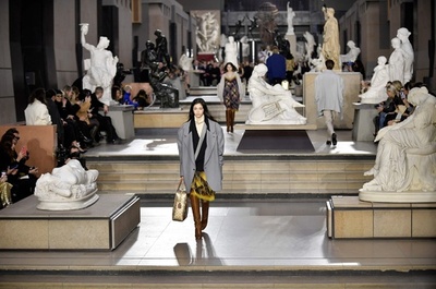 【今日の1枚】観客は彫像、美術館でファッションショー