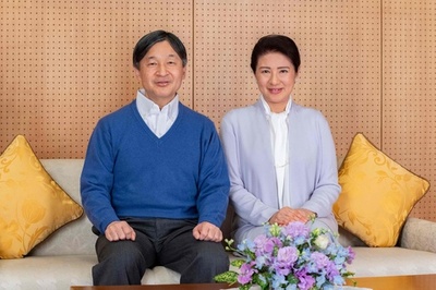 天皇陛下、61歳に 皇后さまと笑顔の写真 宮内庁