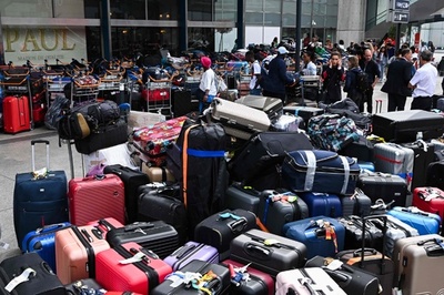 仏パリ空港、設備故障で大混乱 荷物載せずに離陸も