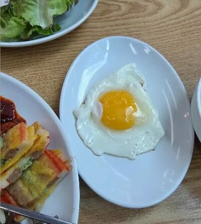 「お嬢さん、俺の分も目玉焼き作って」ビュッフェで年配男性に女性が不快感…韓国「上品に年を取ってほしい」