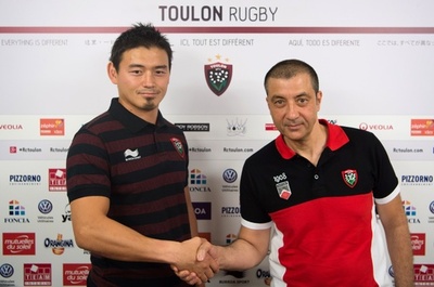 五郎丸がトゥーロン入団会見、厳しい定位置争いも歓迎