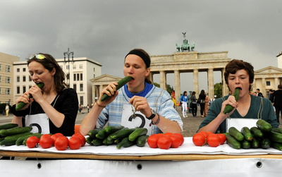 濡れ衣晴れたキュウリをぱくり！ドイツで大食いコンテスト