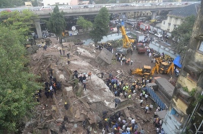 ムンバイで5階建てビル倒壊、70人生き埋めか