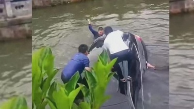 中国江蘇 川に転落した乗用車に閉じ込められた2人を、市民5人が共同救出