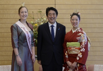 日独の桜の王女と女王、首相を表敬訪問