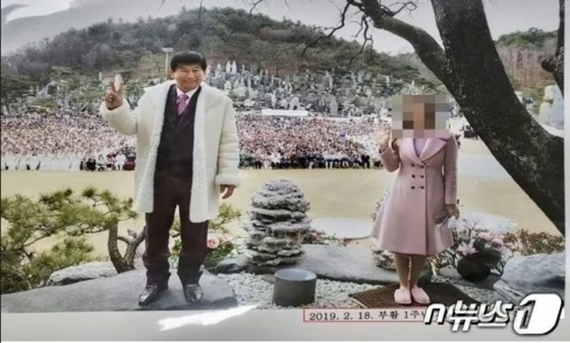 2019年の出所1周年行事で記念撮影するチョン・ミョンソク被告（左）＝大田地検提供(c)news1