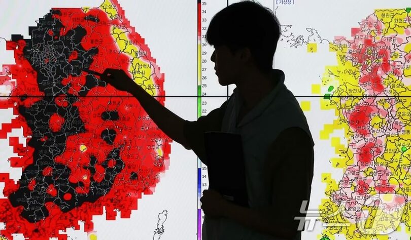 首都圏の一部地域に初めて猛暑重大警報が発令され、体感温度の状況を確認する首都圏気象庁の予報官＝京畿道水原市(c)news1