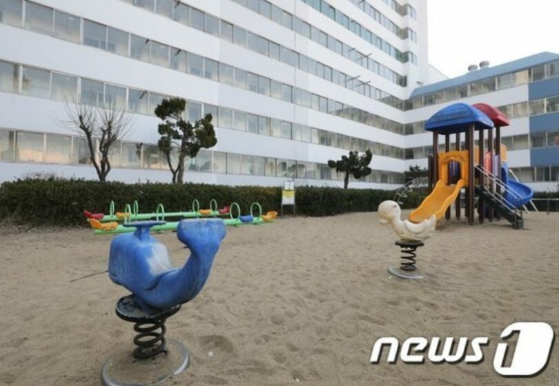 あるマンション団地にある遊び場が閑散としている(c)news1