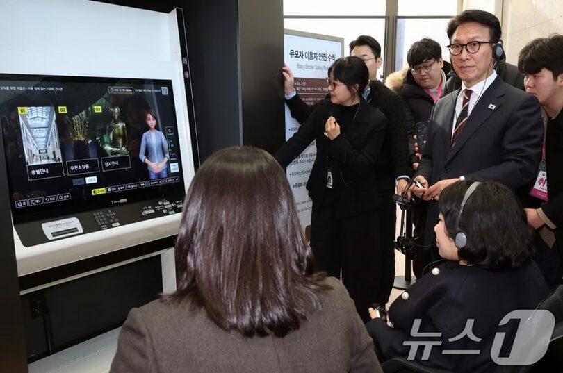 2025年12月30日、ソウル市龍山区の国立中央博物館でバリアフリー・キオスクに関する現場懇談会に先立ち施設を視察する韓国のキム・ミンソク（金民錫）首相(c)news1