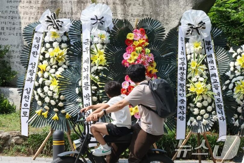 1日午後、ソウル江東区の培材高校正門前に弔花輪が置かれている(c)news1