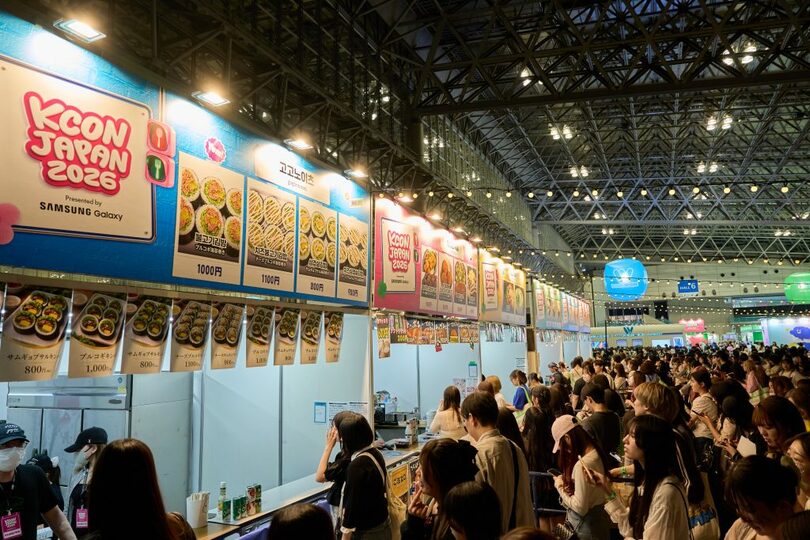 韓国のラーメンやスナック菓子、ドリンクなどを販売するブースで試食を楽しむ来場者(c)CJ ENM Co., Ltd, All Rights Reserved 