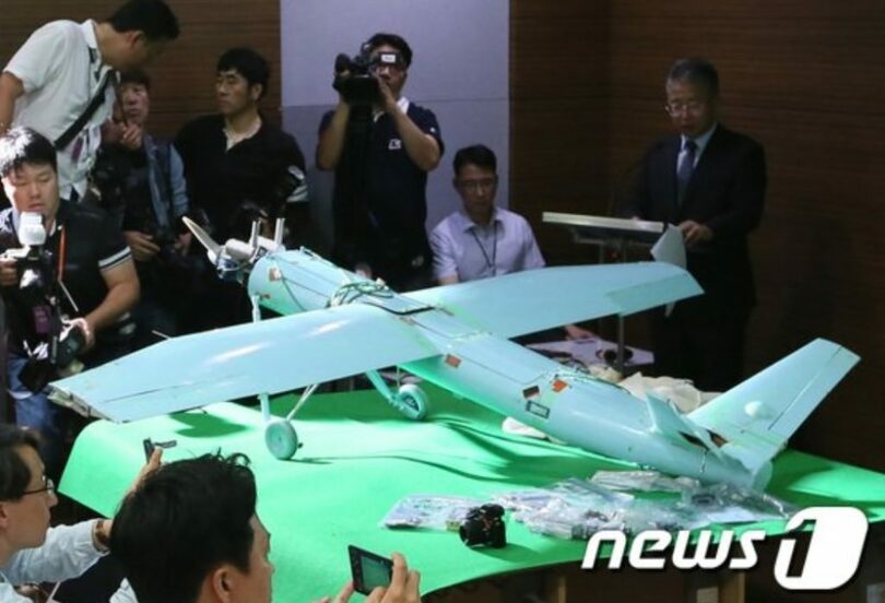 2017年6月9日、江原道で発見された北朝鮮の小型ドローン(c)news1