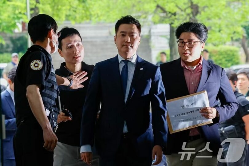 2026年5月26日、性暴力犯罪処罰法違反や名誉毀損などの容疑を巡る拘束令状審査に出席するため、ソウル中央地裁を訪れたユーチューブチャンネル「カロセロ研究所」のキム・セウィ代表(c)news1