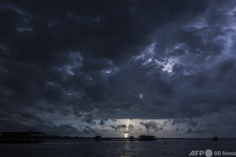 世界で最も雷が多発、南米マラカイボ湖 稲光は集落の「灯台」