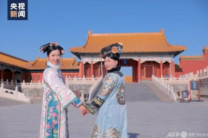 仕事を辞め がん治療中の母親に付き添い旅行にも、「最も美しい娘」と感動呼ぶ