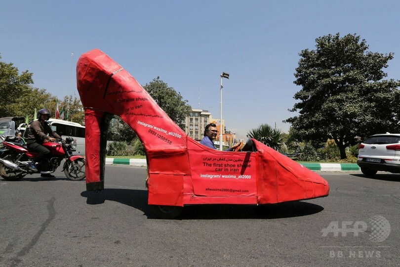 真っ赤なハイヒールカーで商売繁盛、テヘランの靴磨き
