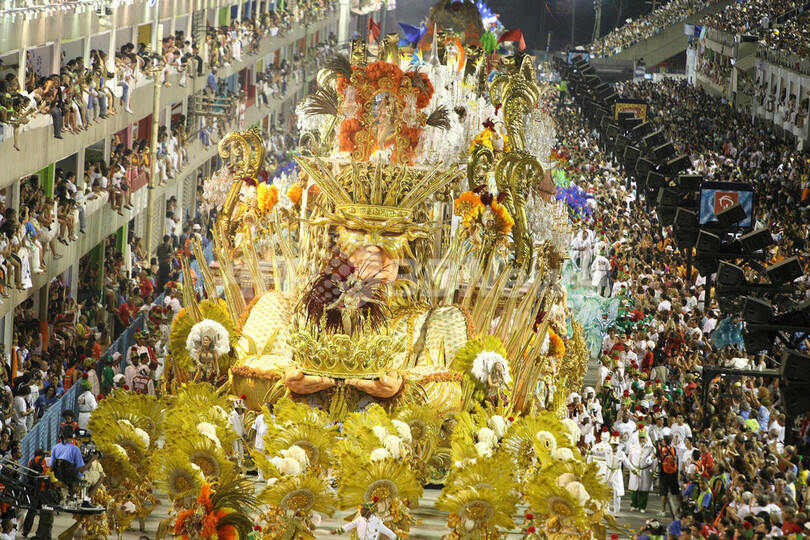ブラジル・リオのカーニバル、一夜目から興奮は最高潮