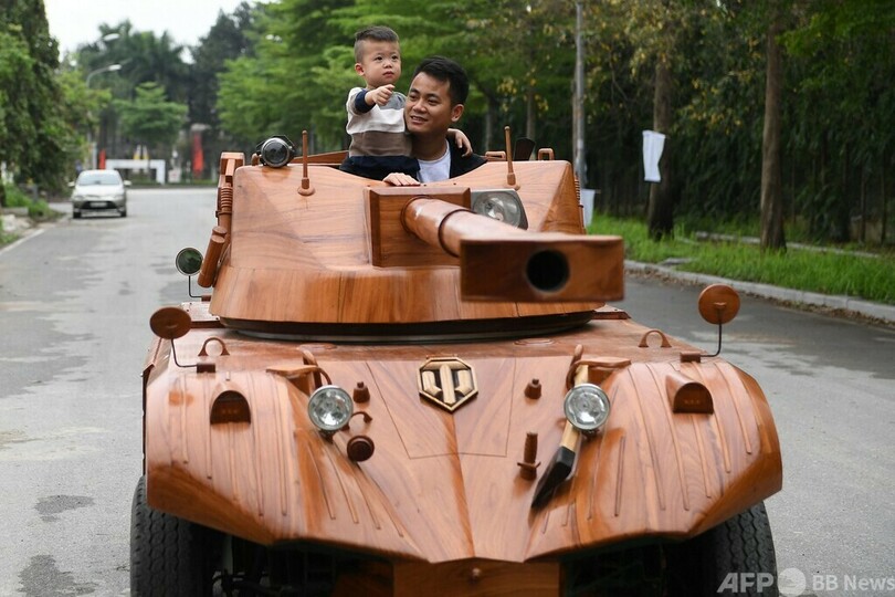 息子のために小型バス改造 木製戦車に ベトナム 写真10枚 国際ニュース：AFPBB News