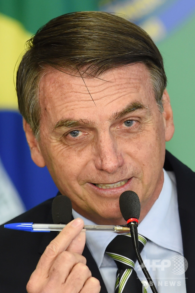 ブラジル大統領、銃規制を緩和 市民の銃購入容易に