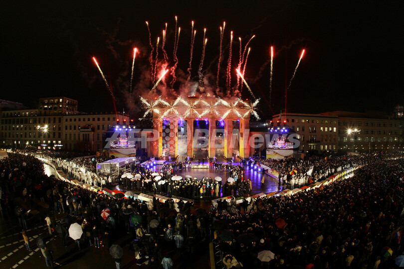 「ベルリンの壁」崩壊20年を祝う巨大ドミノ倒し
