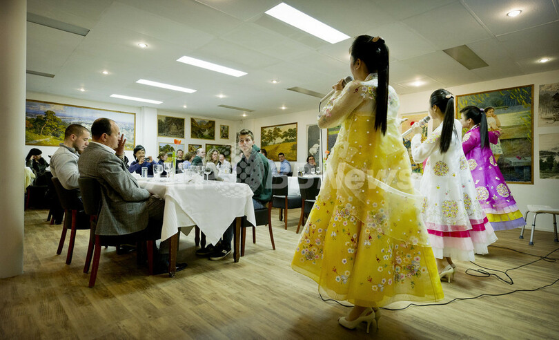 欧州唯一の北朝鮮レストラン、歌と踊りのおもてなし オランダ