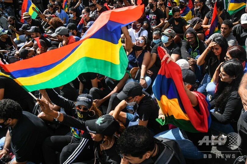 重油流出のモーリシャス、デモに7.5万人 40年来の規模