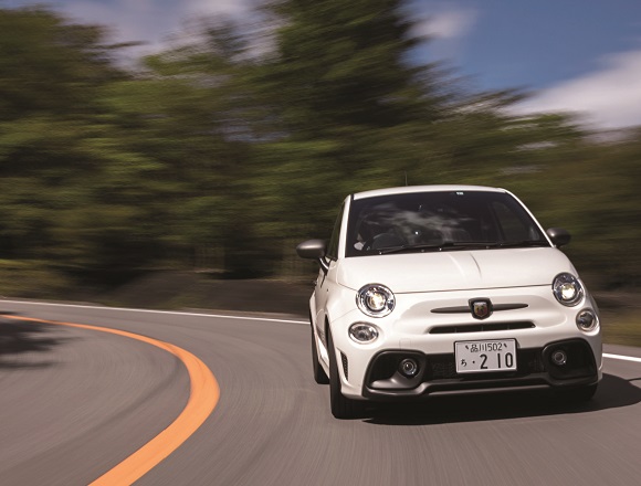 これぞホットハッチ! アバルト595コンペティツィオーネ。 乗り手をドライブする熱いクルマ。 これぞホットハッチ! アバルト595コンペティツィオーネ。 乗り手をドライブする熱いクルマ。