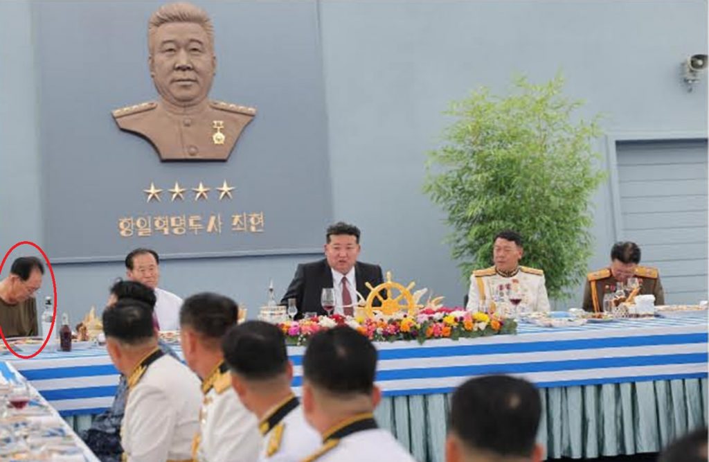 金正恩総書記の前で半袖Tシャツ姿の北朝鮮国防相…「破格の演出」は