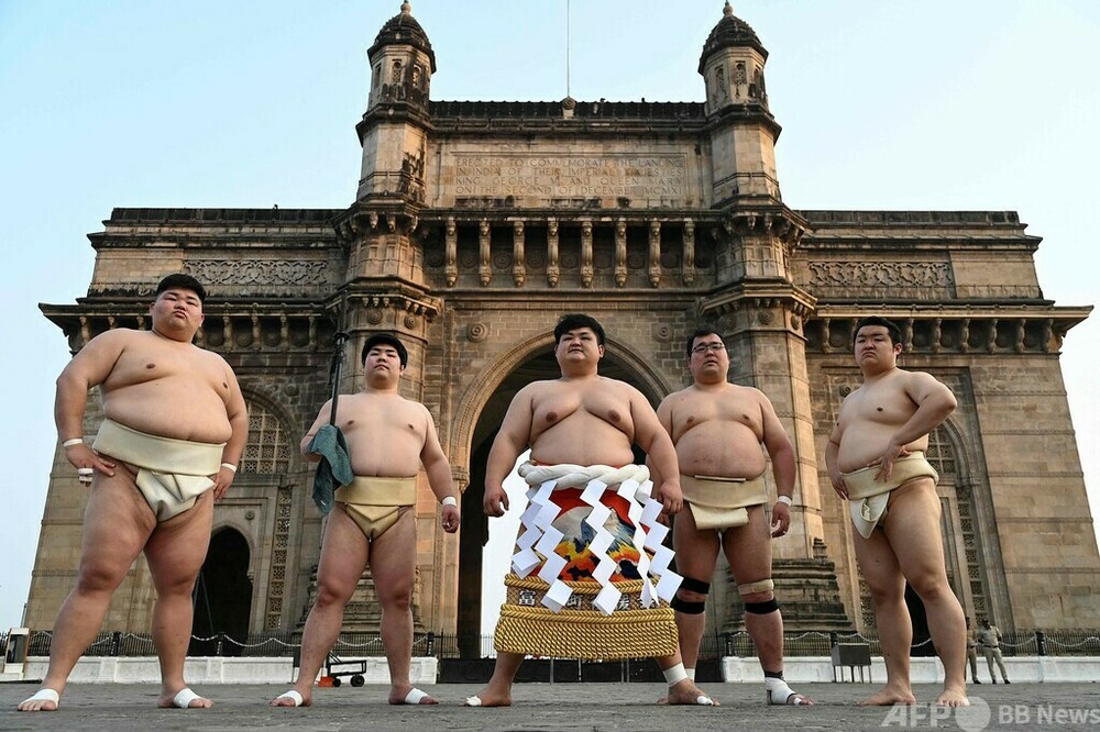インド門前で相撲 和歌山県との交流の一環 写真12枚 国際ニュース:AFPBB News