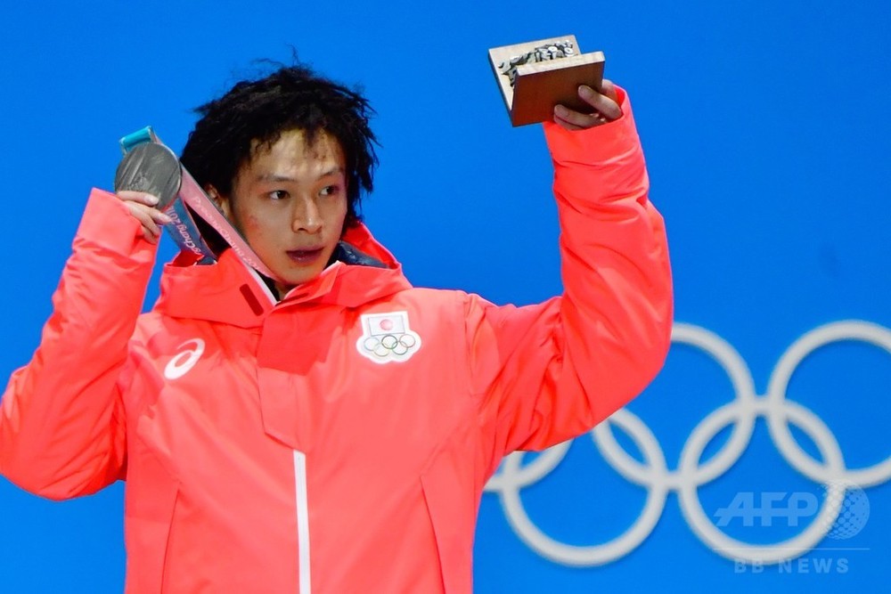 銀メダルを授与された平野歩夢、スノーボード男子HP 写真6枚 国際