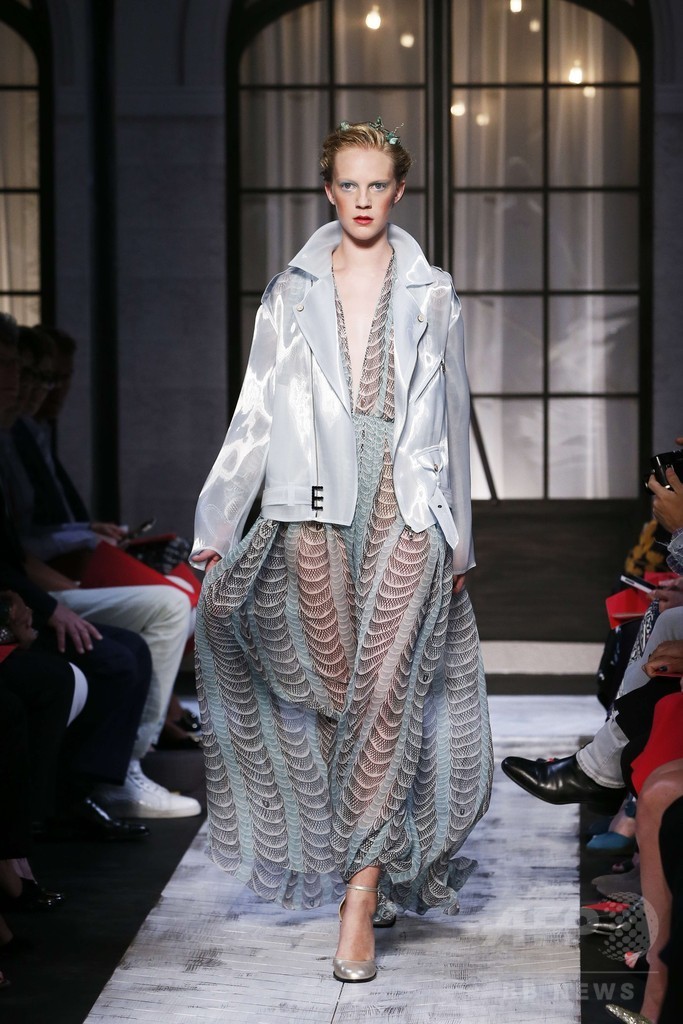 新デザイナーが辿る創業者の面影、「スキャパレリ」15/16年秋冬オートクチュール