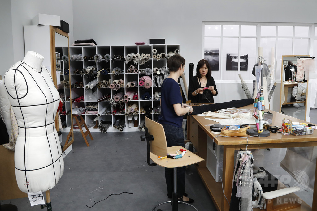 「シャネル」ショー会場にアトリエ再現、職人も出演