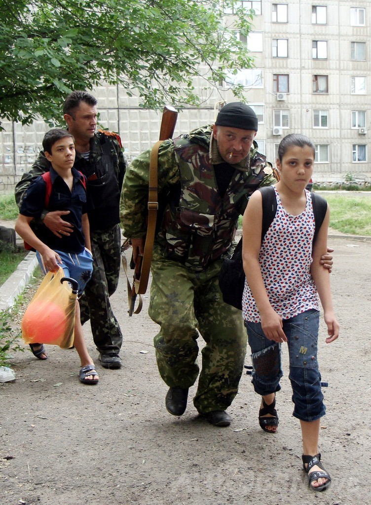 親露派が国境警備隊を襲撃、終日戦闘続く ウクライナ東部
